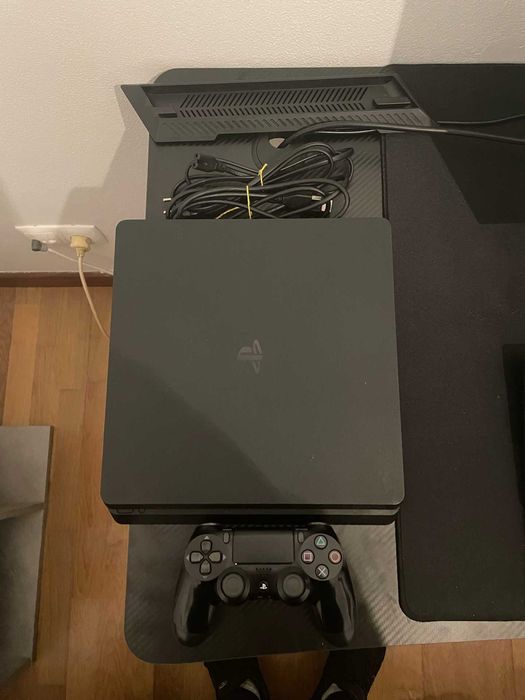 PS4 Slim com 3 jogos e 1 comando