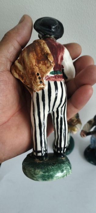 Figuras em faiança