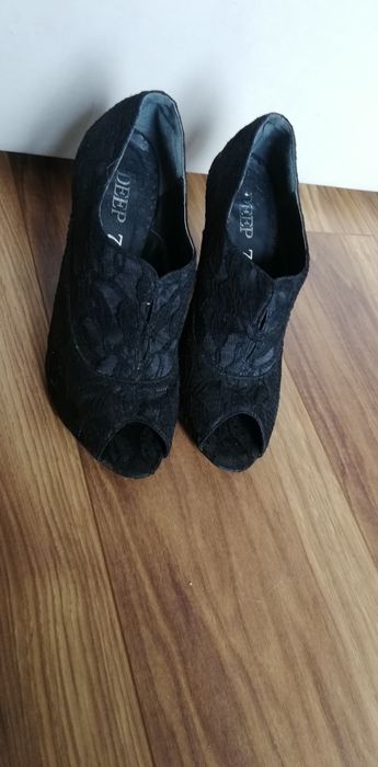 Czarne koronkowe botki 38