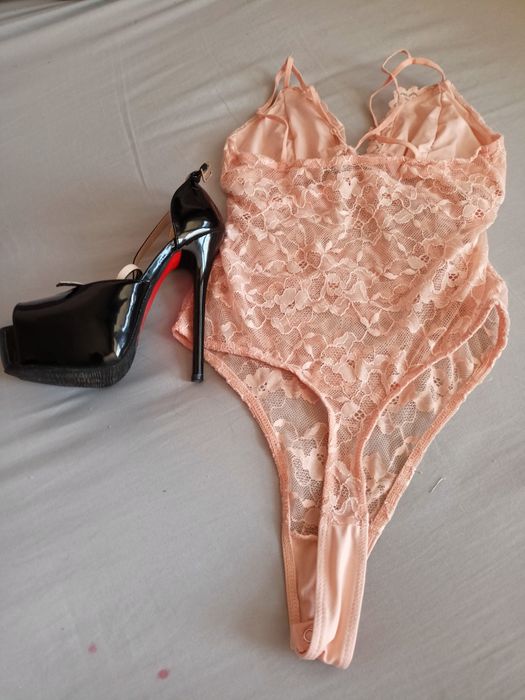 Body koronkowe pudrowy róż