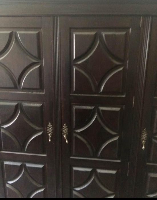 Roupeiro antigo em madeira macica