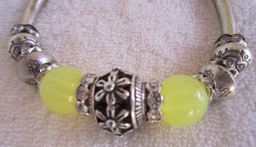 Pulseira Prateada com Bolas Amarelas - NOVA