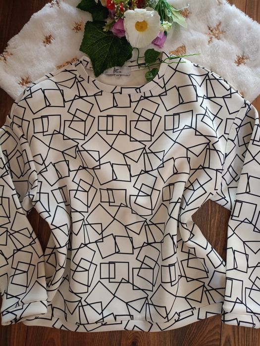Biała bluza XS kwadraty