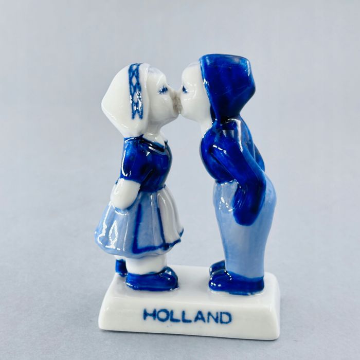 delft piękna porcelanowa figurka całująca się para