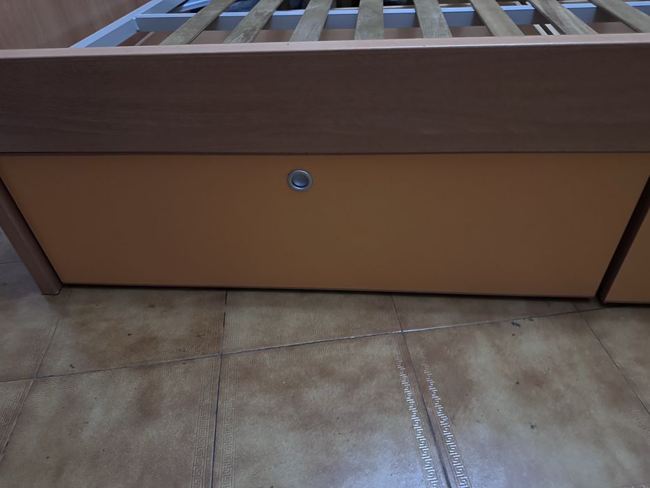 Cama c/colchao e mesinha