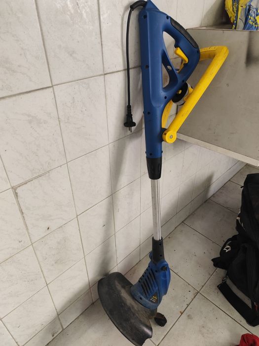 Máquina de aparar relva