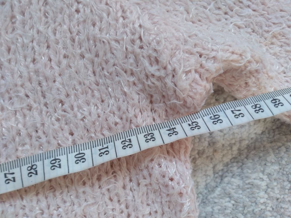 Jasno różowy włochaty miękki sweter z serduszkiem r. 122-128