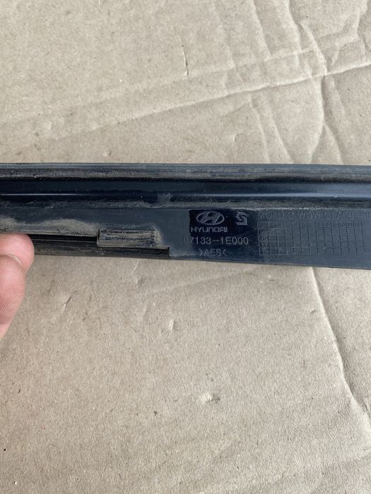 Молдинг-накладка заднього лобового Хюндай Акцент-3.Hyundai Accent-3.