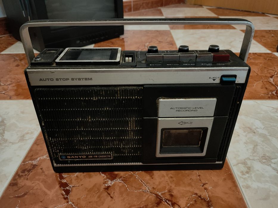 Radio sanyo antigo