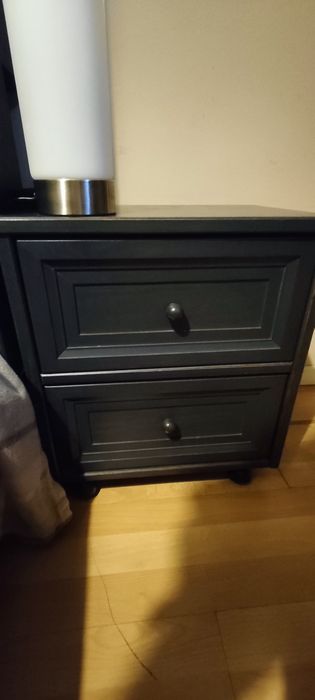Vendo conjunto de quarto de solteiro com cómoda e mesa de cabeceira