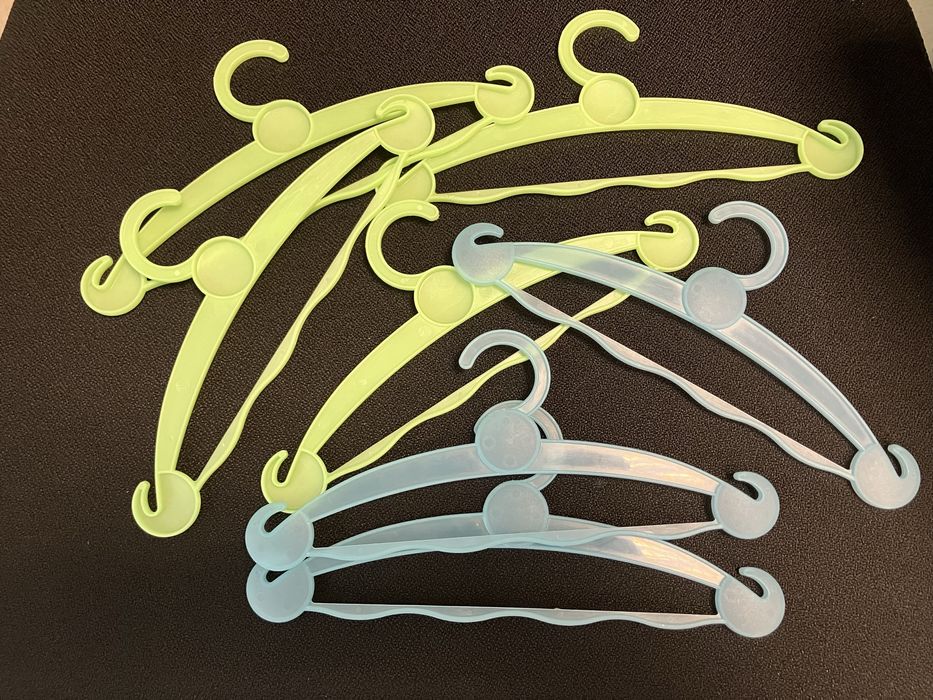 Cabides em plástico para roupa de bebé/criança