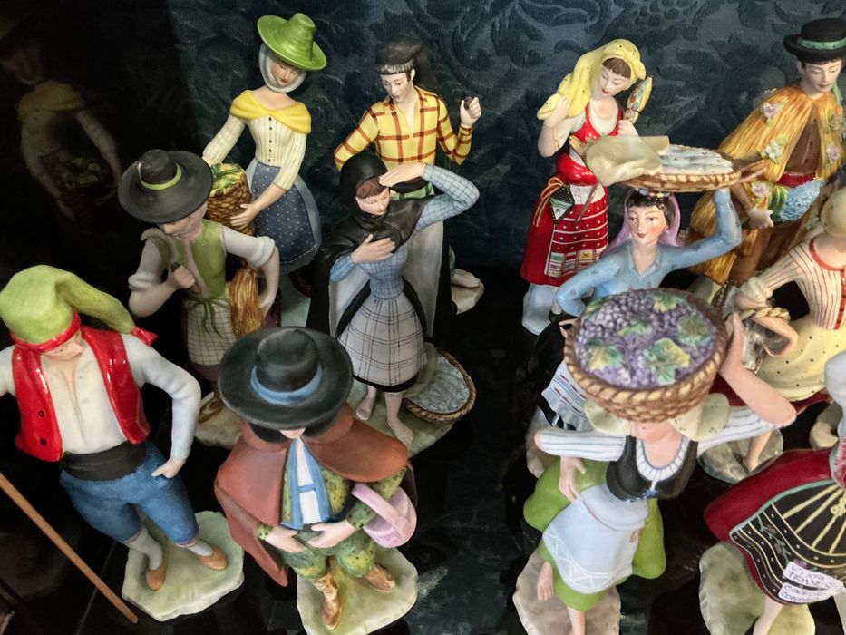Trajes de Portugal coleção completa 13 peças porcelana pintura manual ,anúncios abaixo