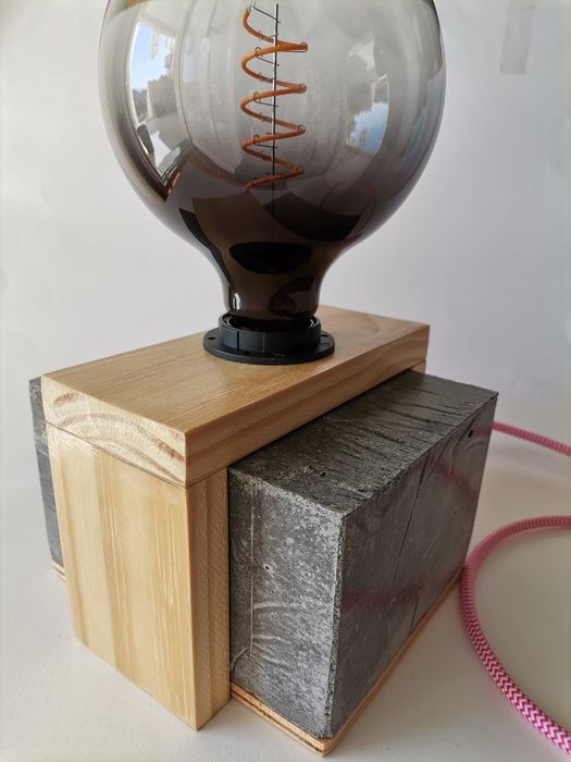 Candeeiro em cimento e madeira