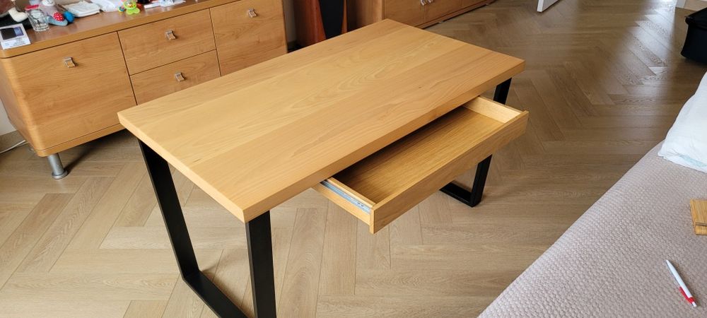 Stół drewniany do salonu lub jadalni loft