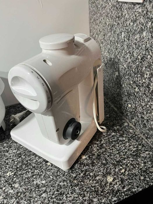 Robô cozinha BOSCH MUM4 Branco, Taça, 3 Varetas + Liquidificadora