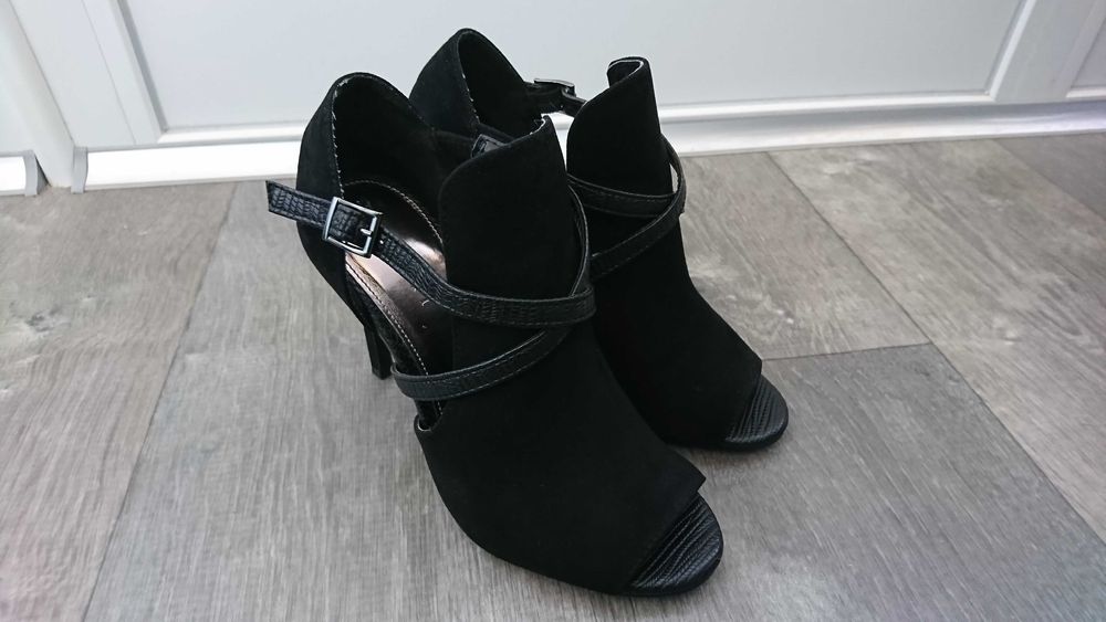 Босоніжки,ботильони Некст 36 розмір,з відкритим носком та вирізами