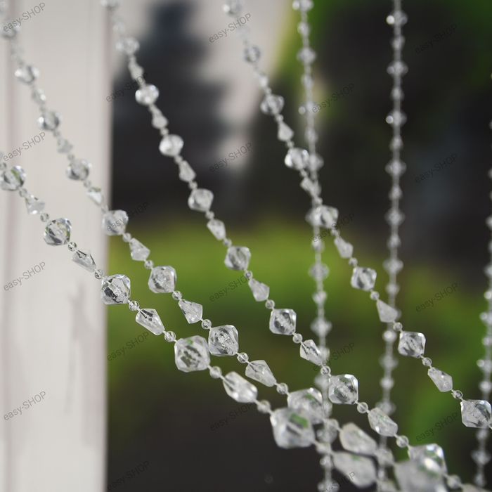 Firana z wiszącymi ażurami na kryształach