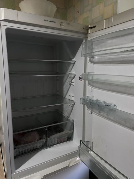 Продаю б/у холодильник Snaige