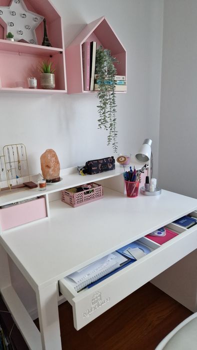 Secretária + cadeira e decoração de parede