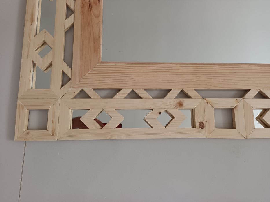 Espelho com moldura de madeira