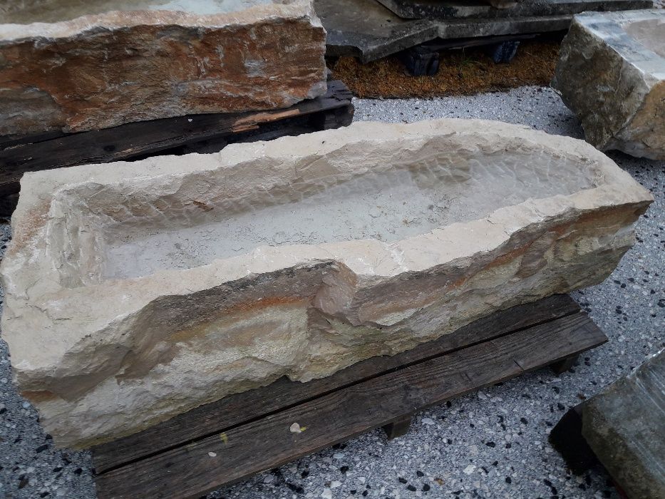 pias em pedra natural para decoração.