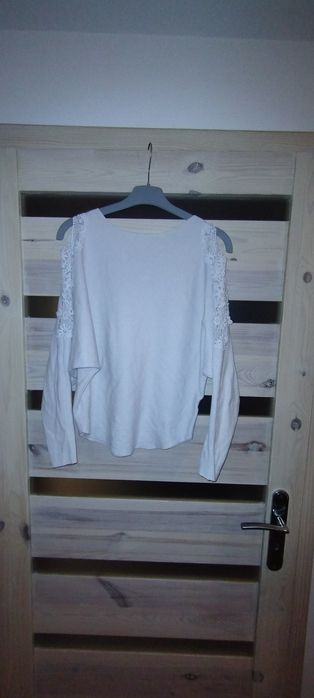 Biały sweter z ozdobnymi ramionami r.L