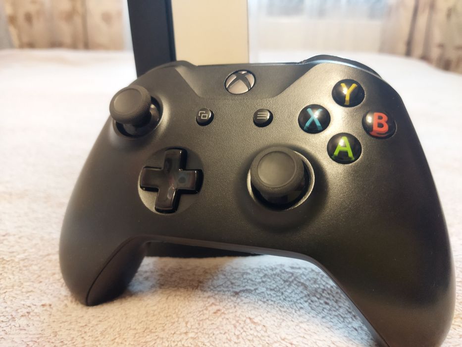 Xbox One X на 1 ТБ +диск NBA 2k20 + акаунт з іграми (GTA 5, RDR2, серія Mafia)