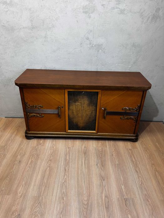010526 Barek, niska komoda dębowa w stylu art deco.