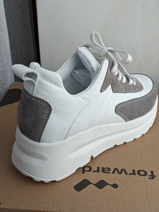 Кросівки жіночі шкіряні