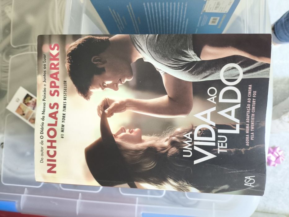 Variedade de livros, entre romances, histórias verídicas e suspense.