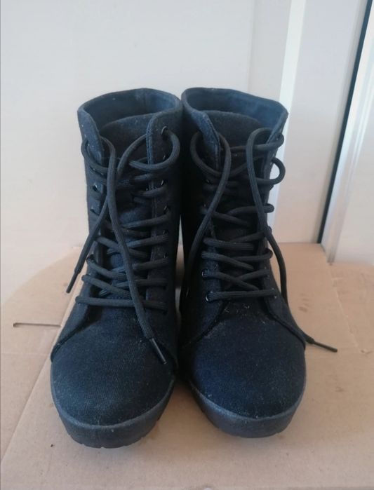 Sznurowane botki na obcasie