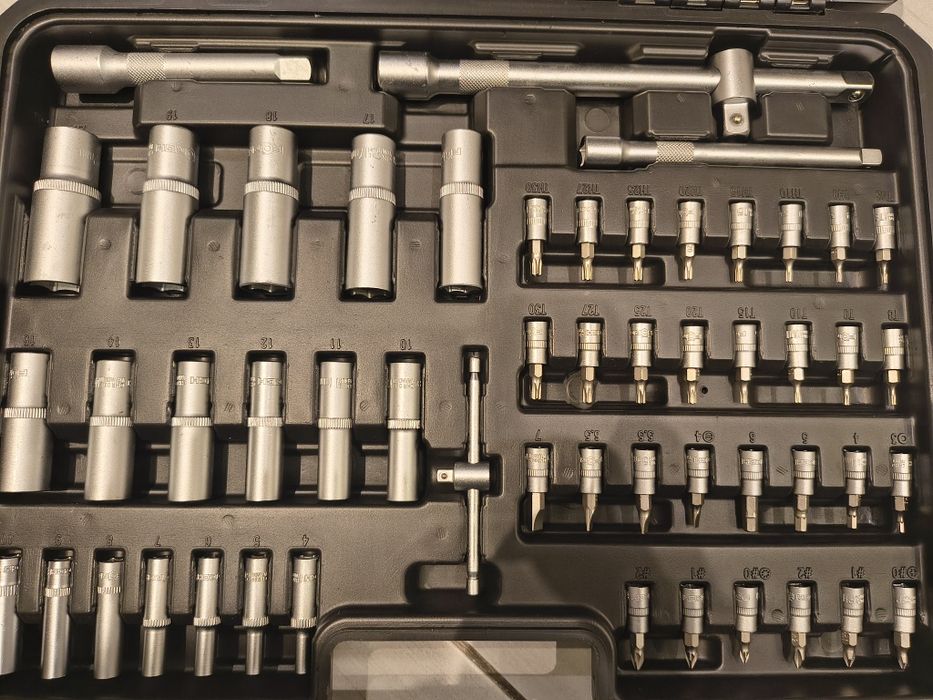 Zestaw narzędzi forch, klucze nasadowe, grzechotka