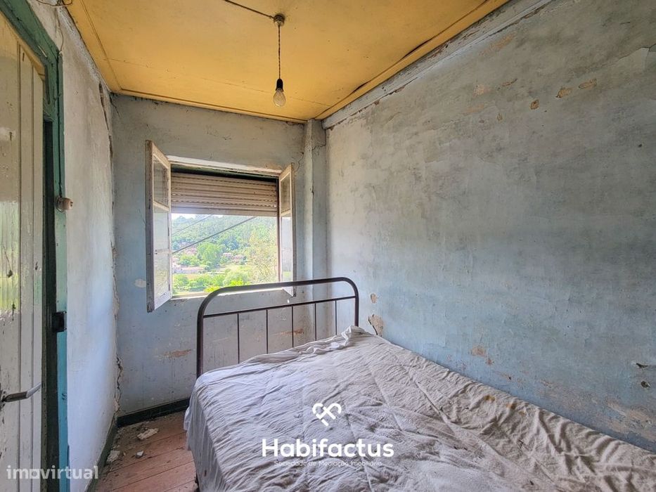 Moradia Isolada T2, para Reconstrução, c/ Varanda e 2 Terrenos á Venda
