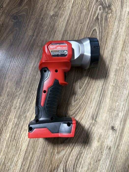 Latarka milwaukee M18