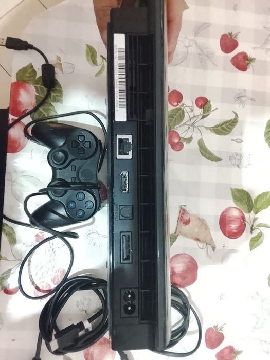Vendo PlayStation 3 com os cabos e comando