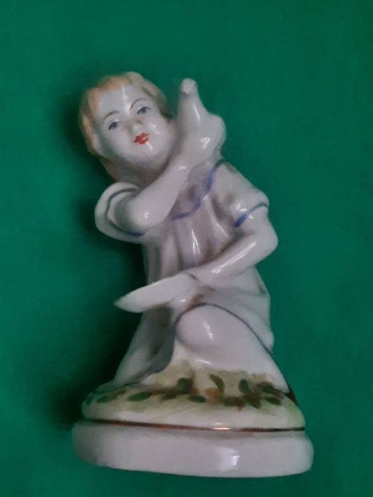 Статуэтка Девочка кормит голубя