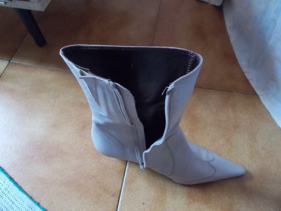 Botas Charles de cano alto tamanho 33