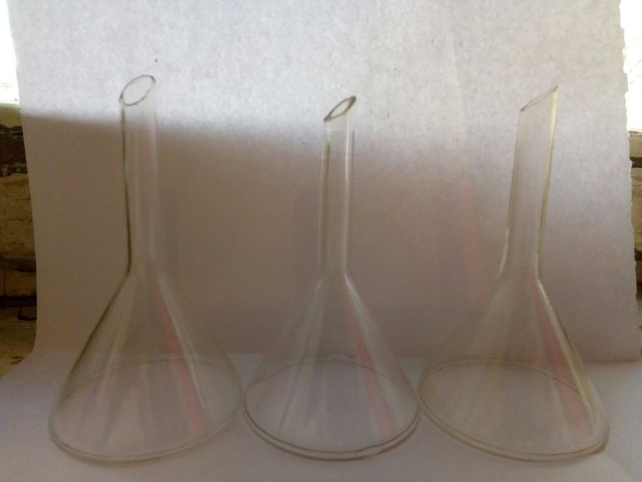 Лабораторная лейка и пробки