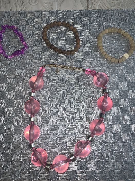 Лот біжутеріі ,дуже практична і гарна