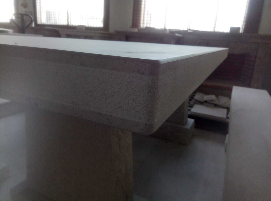 Mesa em pedra calcário branco