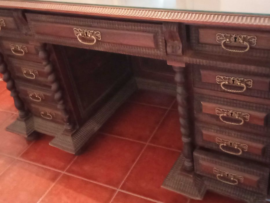 Secretária em pau preto.