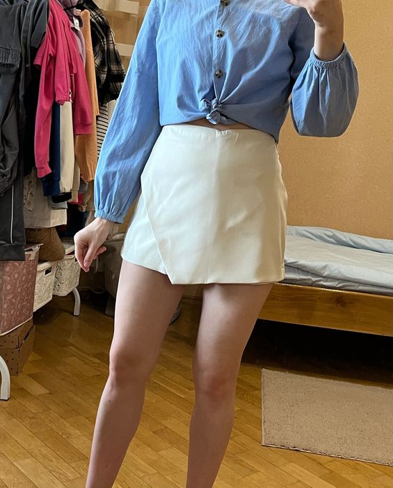 Юбка шорти в красивому білому кольорі можна носити в різні пору