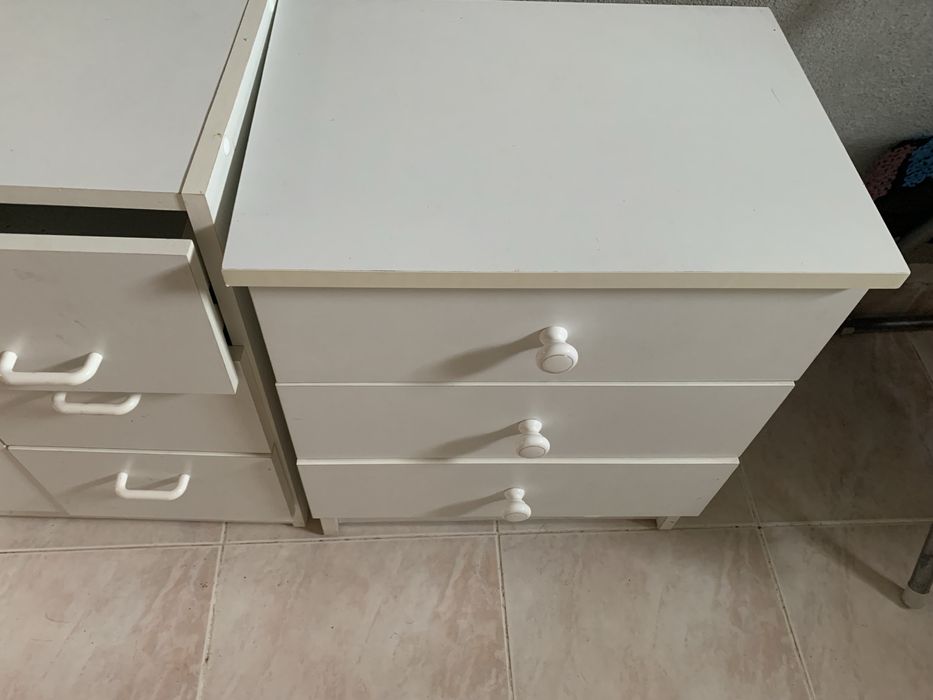 Cama de solteiro - colchão e mesas de cabeceira