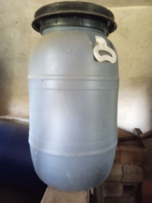 Barricas em plástico com torneira