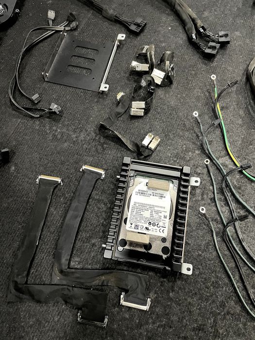 Conteúdo de vários imacs desmontados