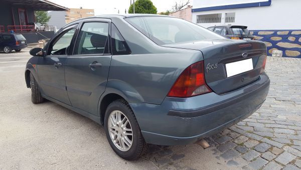 Para Peças Ford Focus Três Volumes (Dfw)