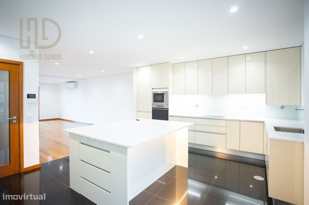Moradia T3+1 de Luxo com 405m2 , renovada e Independente a 200 Metros