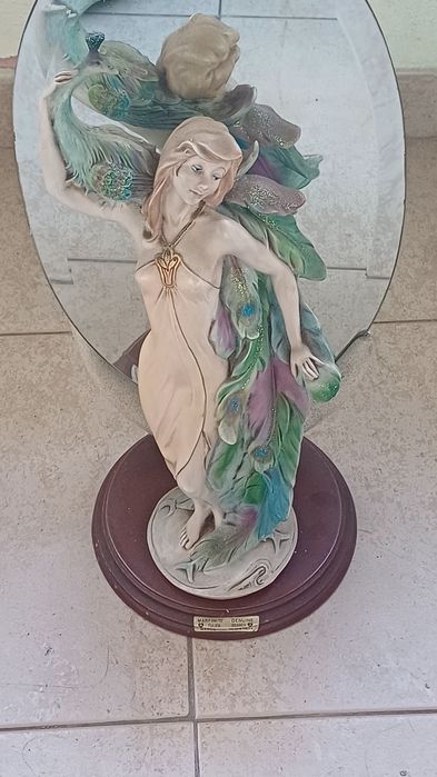 Estátua de Deusa com espelho