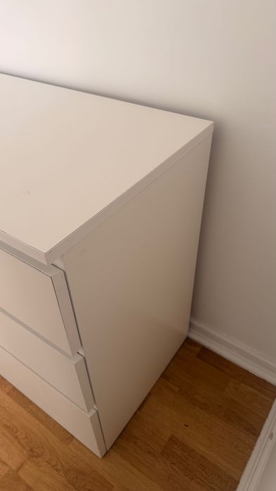 Cómoda branca para arrumação
