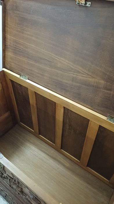 Arca antiga em madeira esculpida